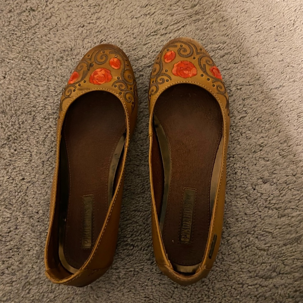 Pikolinos Embroidered Flats